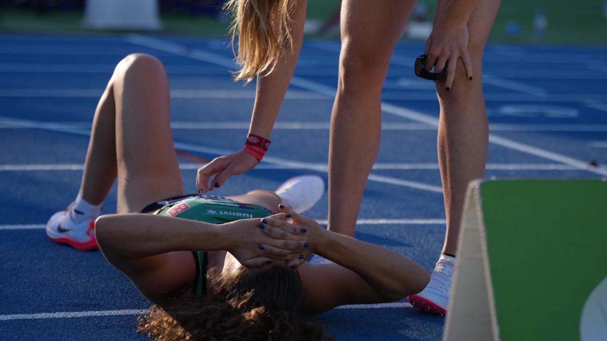 Claudia Conte, en el suelo, después de conseguir otro título en heptatlón.