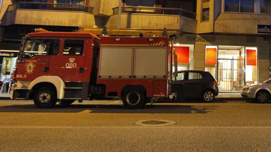 Bomberos en una intervención en el centro de la ciudad.