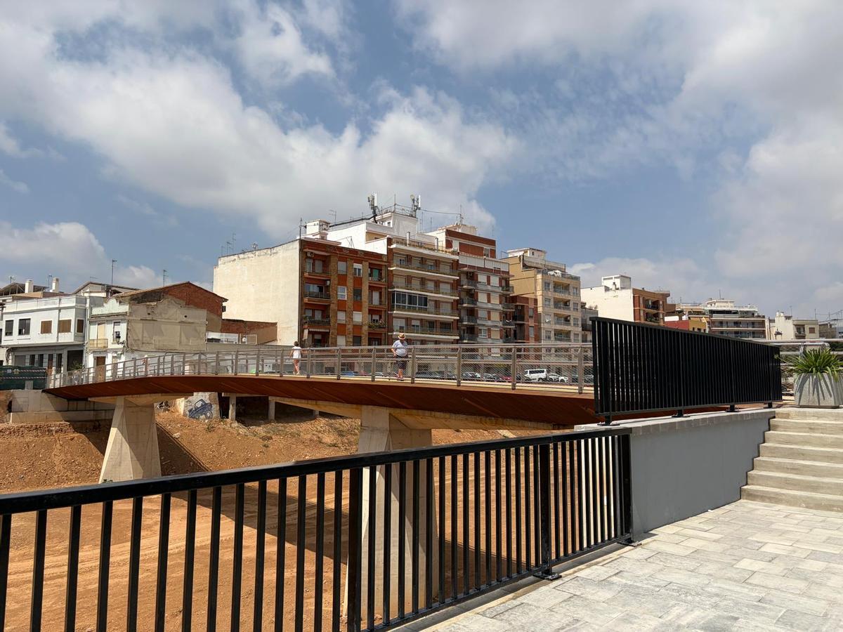 La nueva pasarela sobre el barranco.
