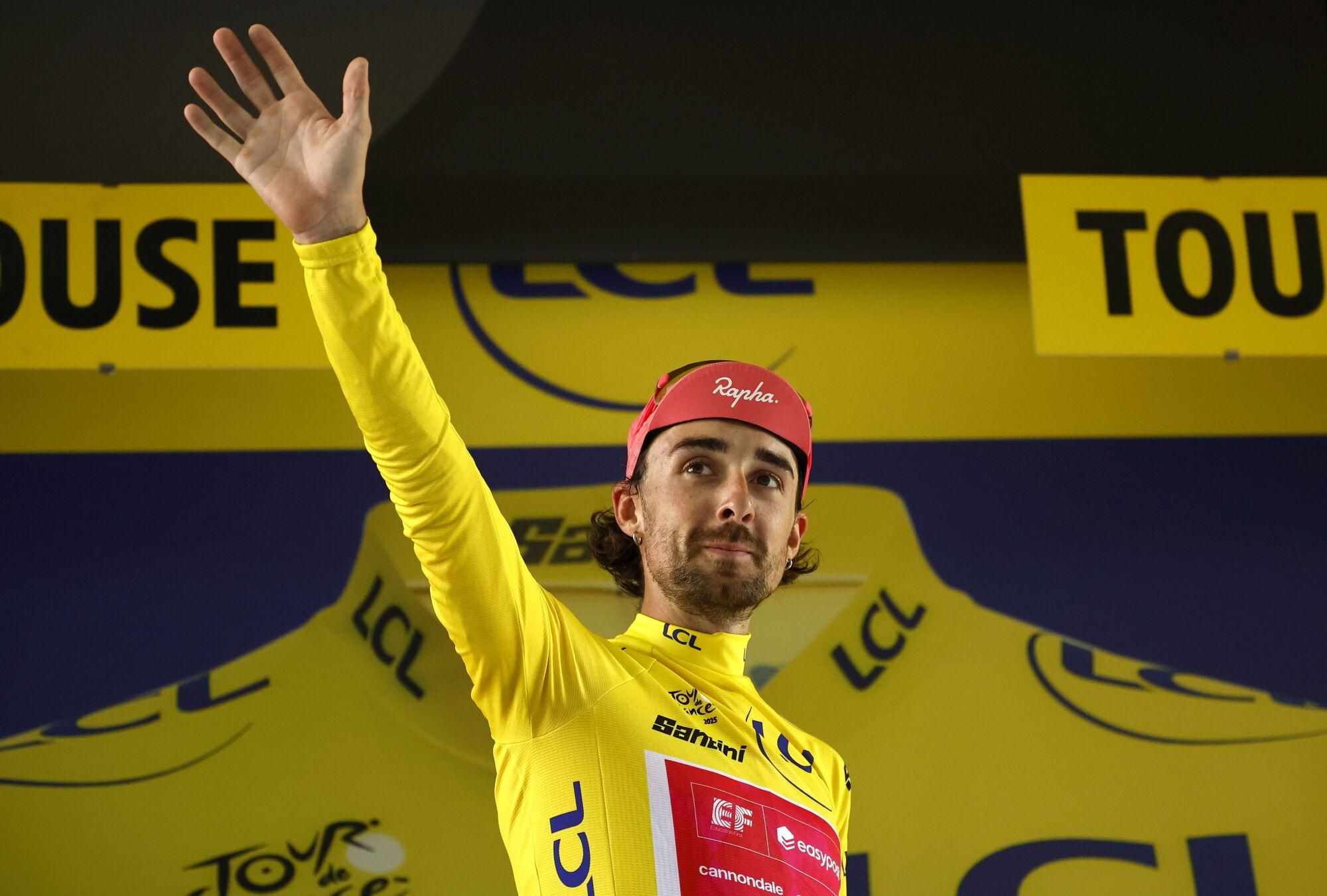 Toulouse (France), 16/07/2025.- The Yellow Jersey overall leader Irish rider Ben Healy of EF Education - EasyPost celebrates on the podium after the 11th stage of the Tour de France cycling race over 156.8km around Toulouse, France, 16 July 2025. (Ciclismo, Francia) EFE/EPA/MARTIN DIVISEK