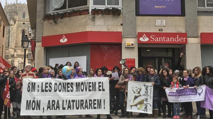 No han faltado pancartas en la plaza de sa Bassa de Manacor