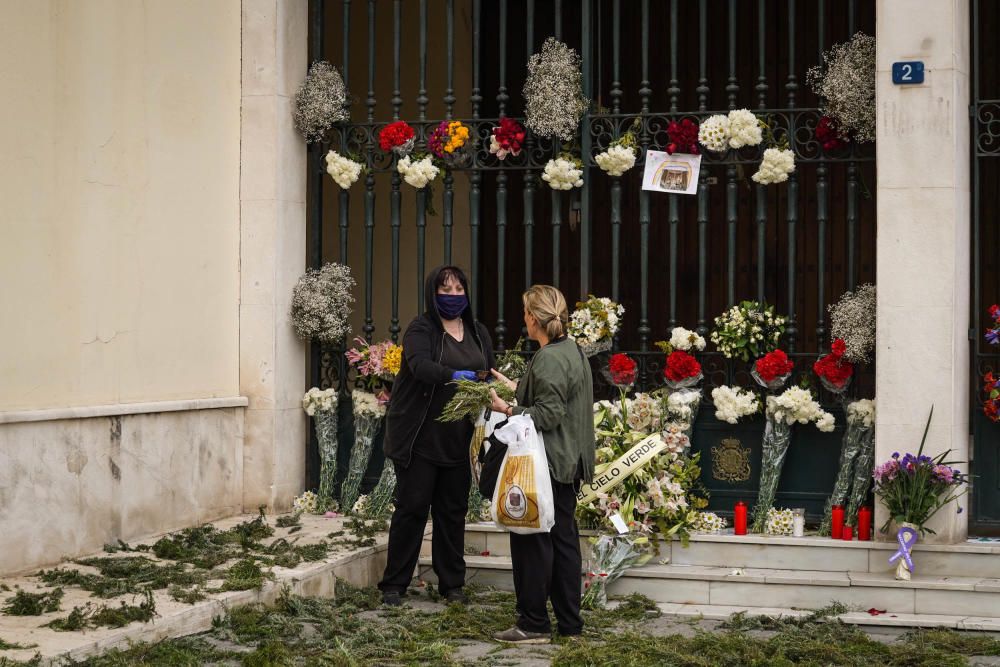 Flores y romero en la puerta de la Basílica de la Esperanza.