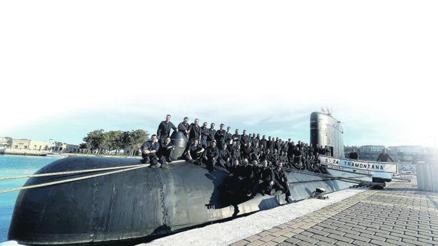 El submarino y su dotacíón, en Mahón.