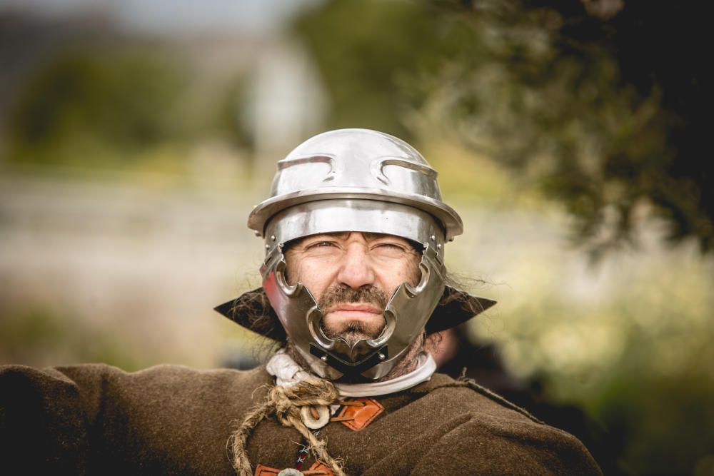 Veinte personas con trajes de romano recorren el Camí del Peix