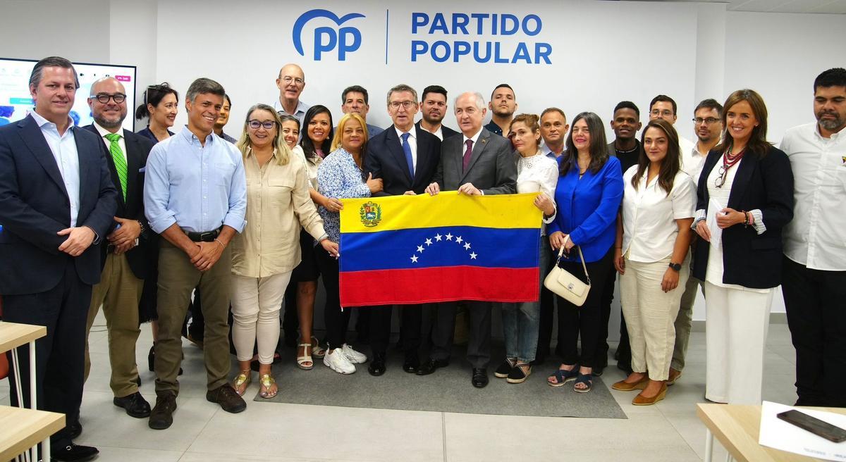 El líder del PP, Alberto Núñez Feijóo, el miércoles en Madrid, con representantes de la oposición al régimen de Nicolás Maduro.
