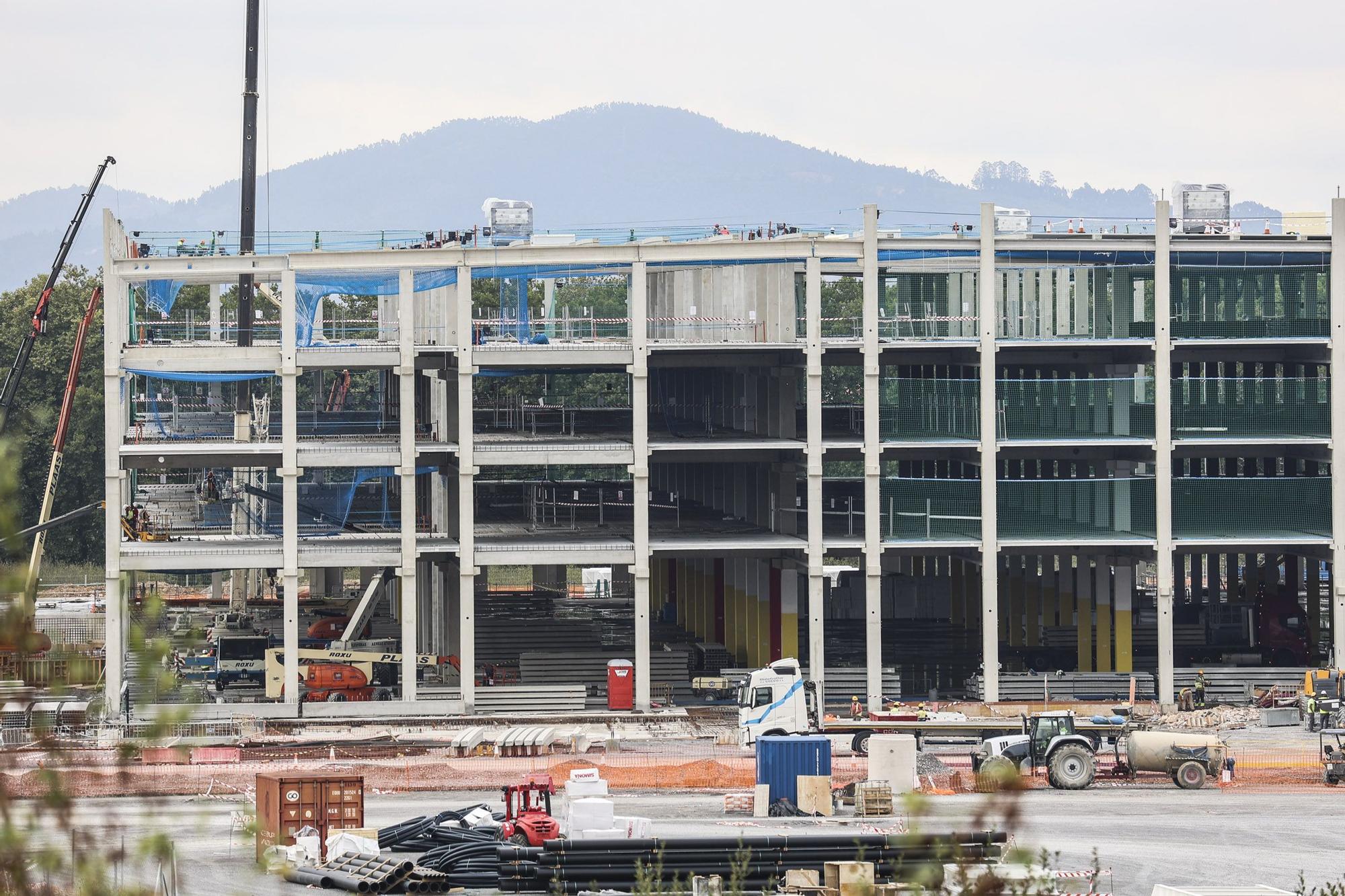 Amazon, una obra de altura en Bobes: grúas y escaleras colosales para montar un gigante