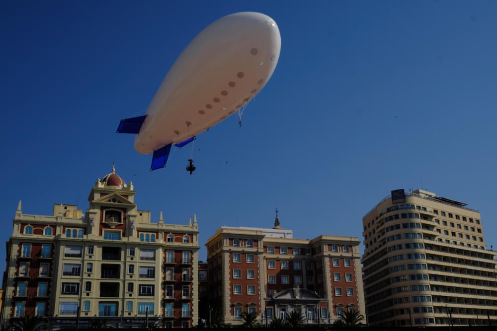 Un zepelín sobrevuela el centro histórico de Málaga