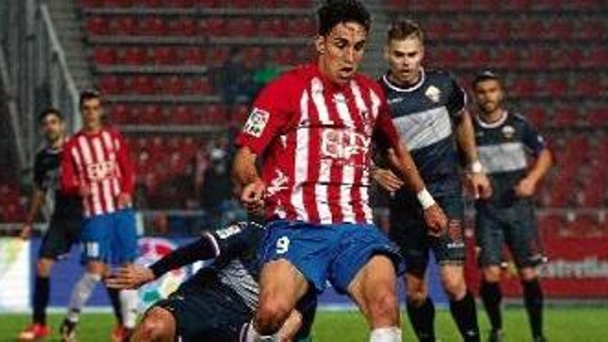 Jaime Mata controla la pilota durant el transcurs del Girona-Elx de l&#039;última jornada de Lliga.