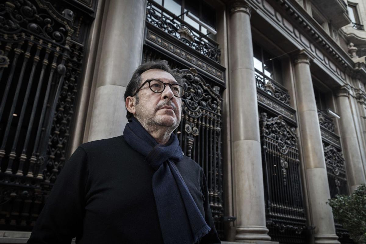 Miquel Nadal frente al edificio del Banco de València,donde antes se encontraba elBarri de Pescadors. G.Caballero
