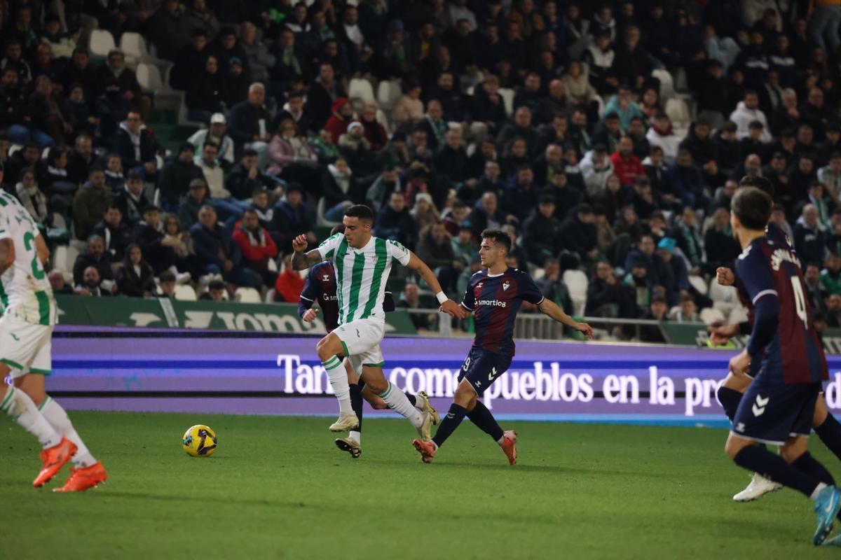Carlos Isaac se incorpora al ataque durante el encuentro en El Arcángel.