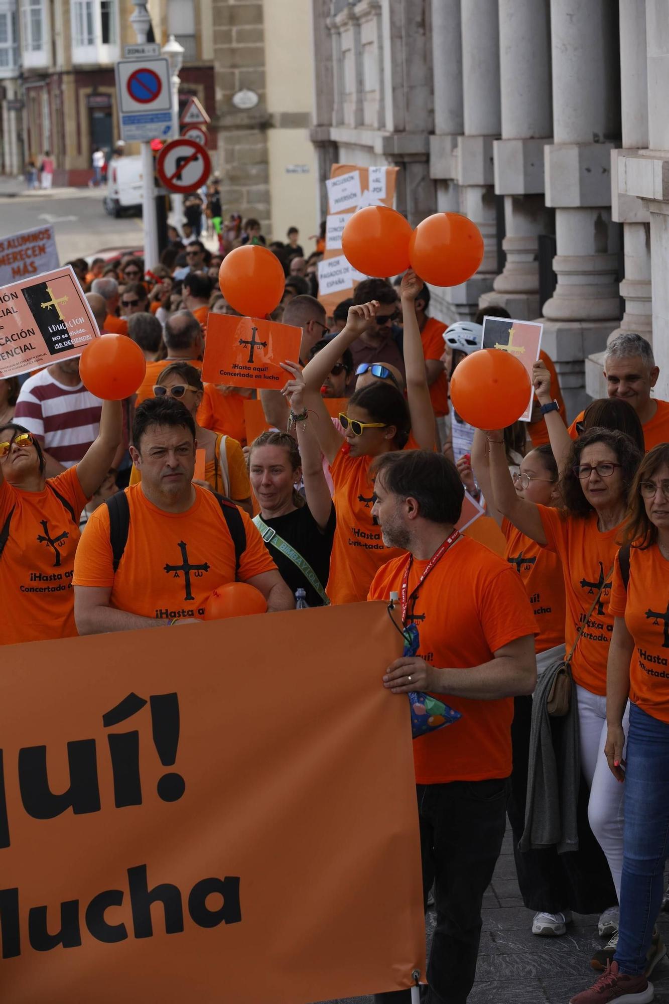 Así fue la gran concentración en Gijón por la educación concertada (en imágenes)