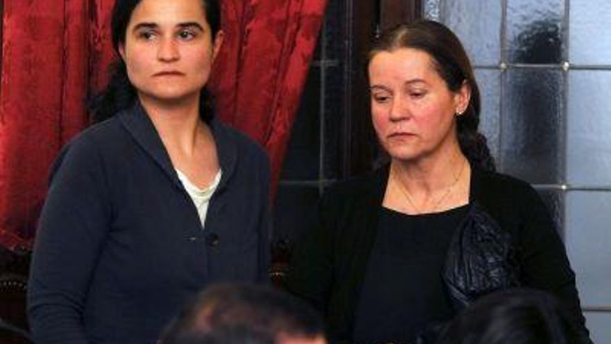 Triana, izquierda, y su madre, durante el juicio.