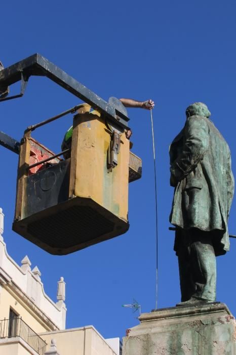 Desmontaje de la escultura 'Alegoría del Trabajo' del monumento de Larios.