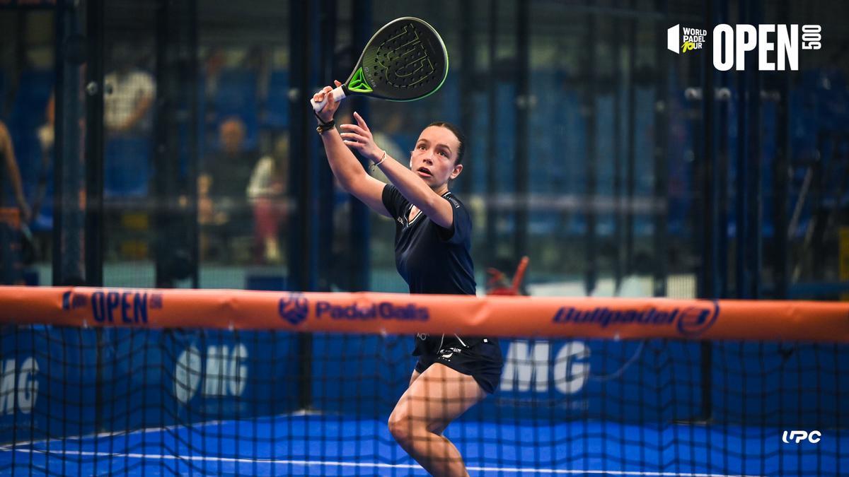 Jessica Castelló, una de las favoritas en la categoría femenina, disputando un punto en un torneo de World Padel Tour.