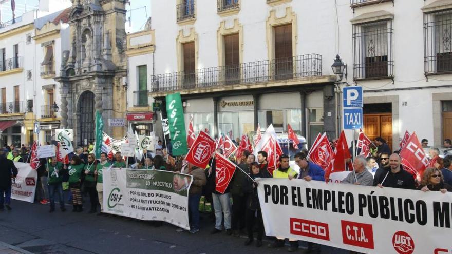 Los trabajadores muncipales vuelven a protestar en Capitulares