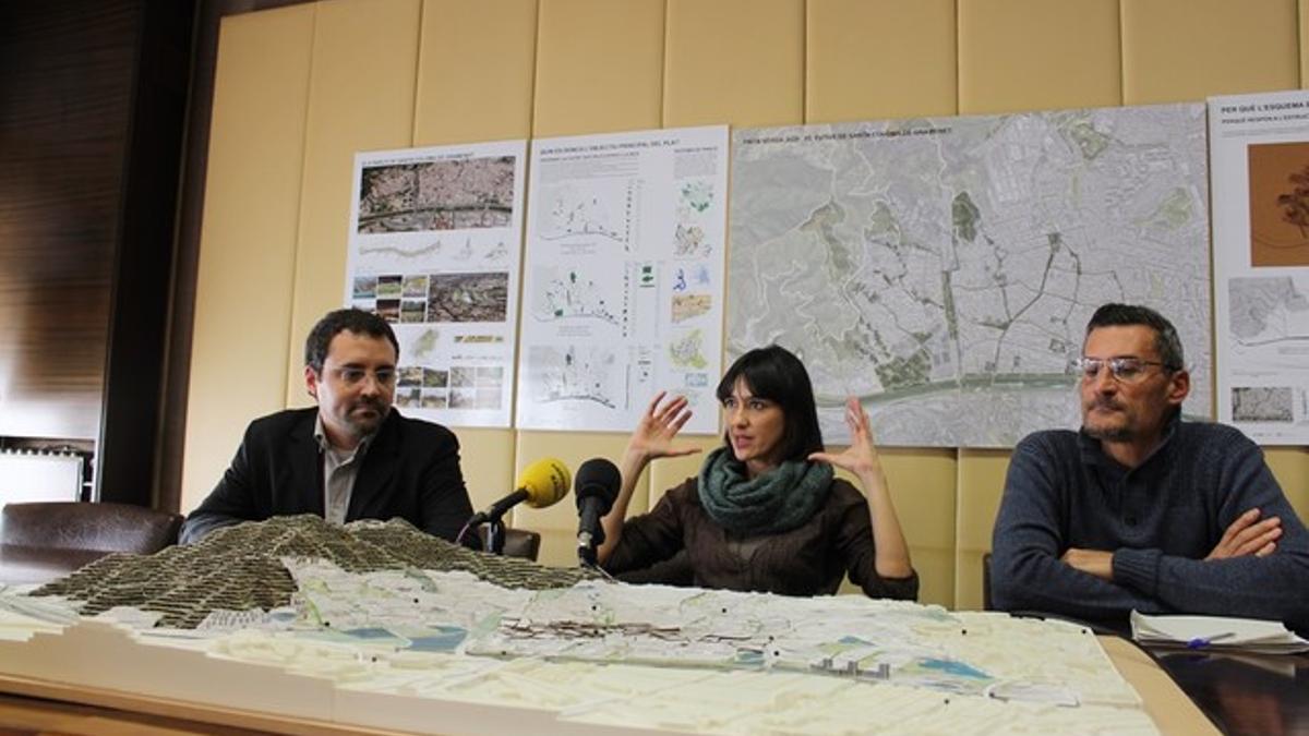 La alcaldesa Núria Parlon, el teniente de alcalde de Urbanismo, Jordi Mas, y el concejal de Participación Ciudadana, Xavier Pujols durante la presentación del proyecto.