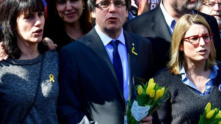 Puigdemont entona el himno catalán con los miembros más significados de su lista, ayer en Berlín. // AFN