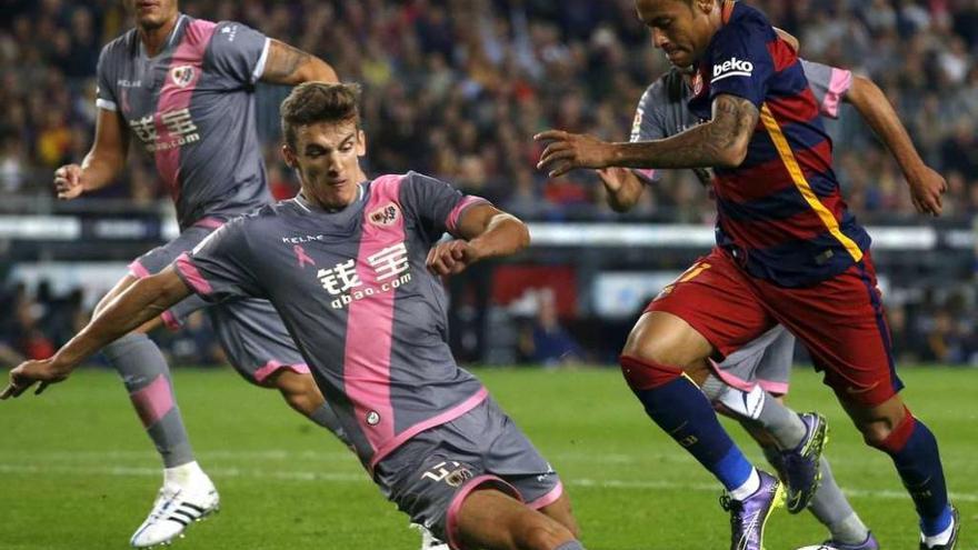 Llorente se lanza al suelo para impedir el avance de Neymar con el balón, ayer, en el Camp Nou. // Albert Gea