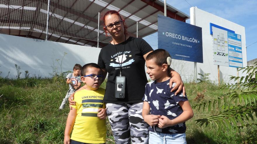 Pitada frente al colegio para exigir intérprete a jornada completa para dos hermanos sordos