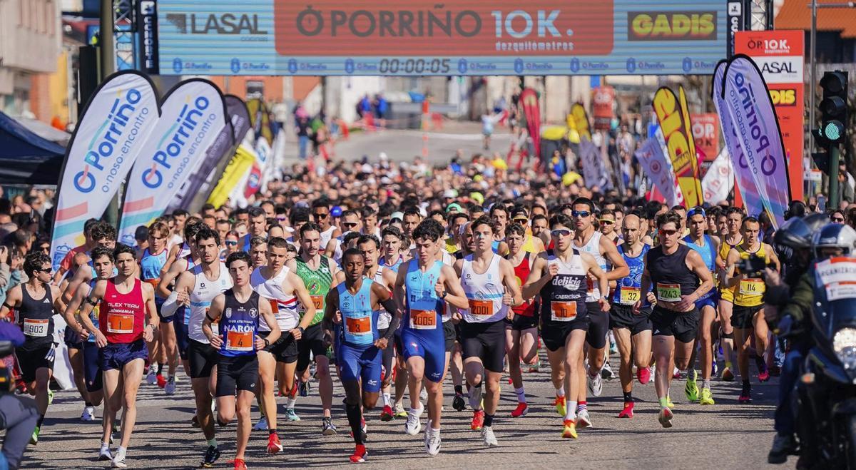 Imagen de la salida de la carrera en O Porriño. | PEDRO MINA