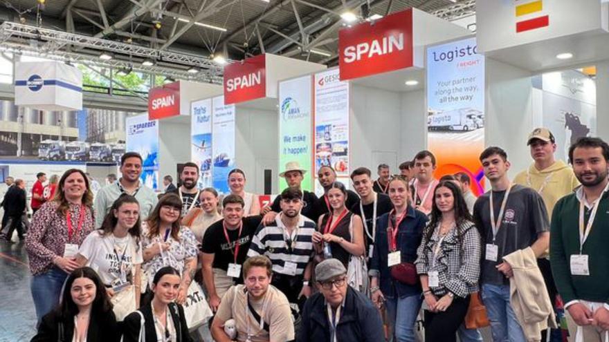 Alumnos y profesores del centro