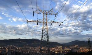 Una torre de transporte de energía perteneciente a red eléctrica, con la ciudad de Bilbao al fondo