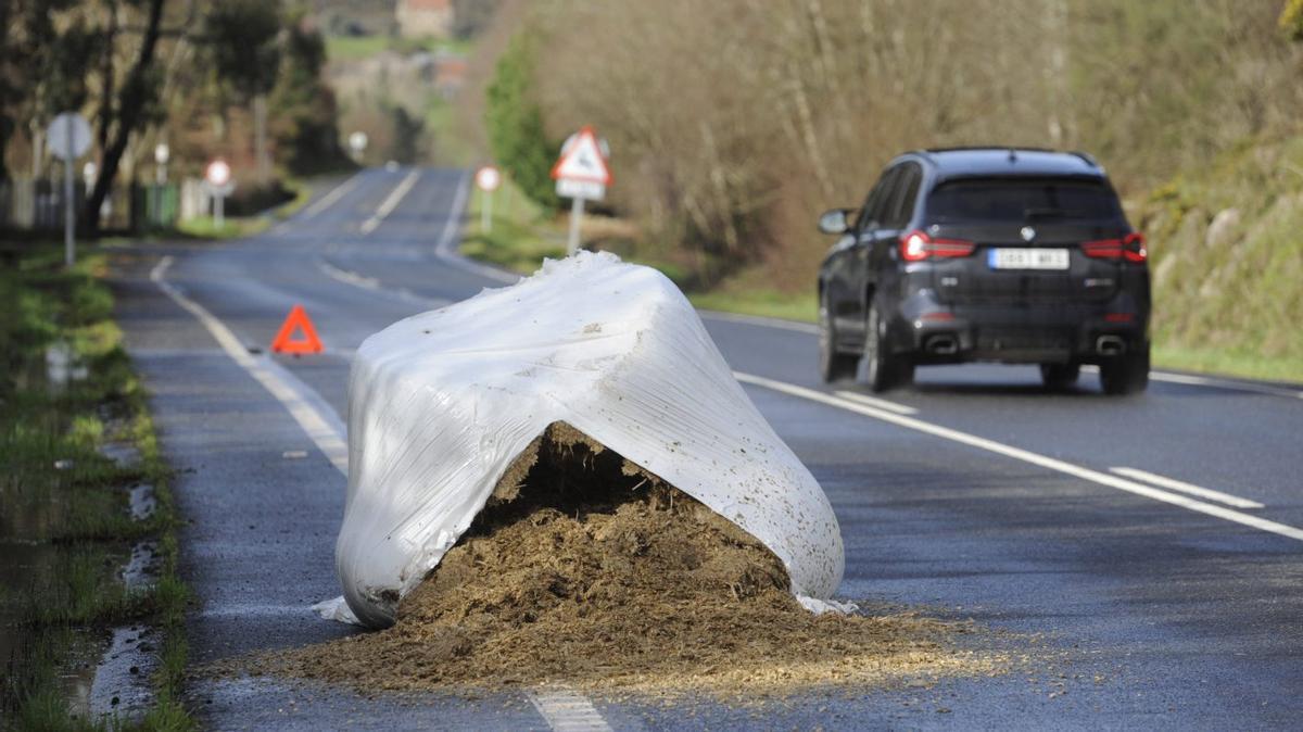 El rollo de hierba ocupó medio carril de la vía.