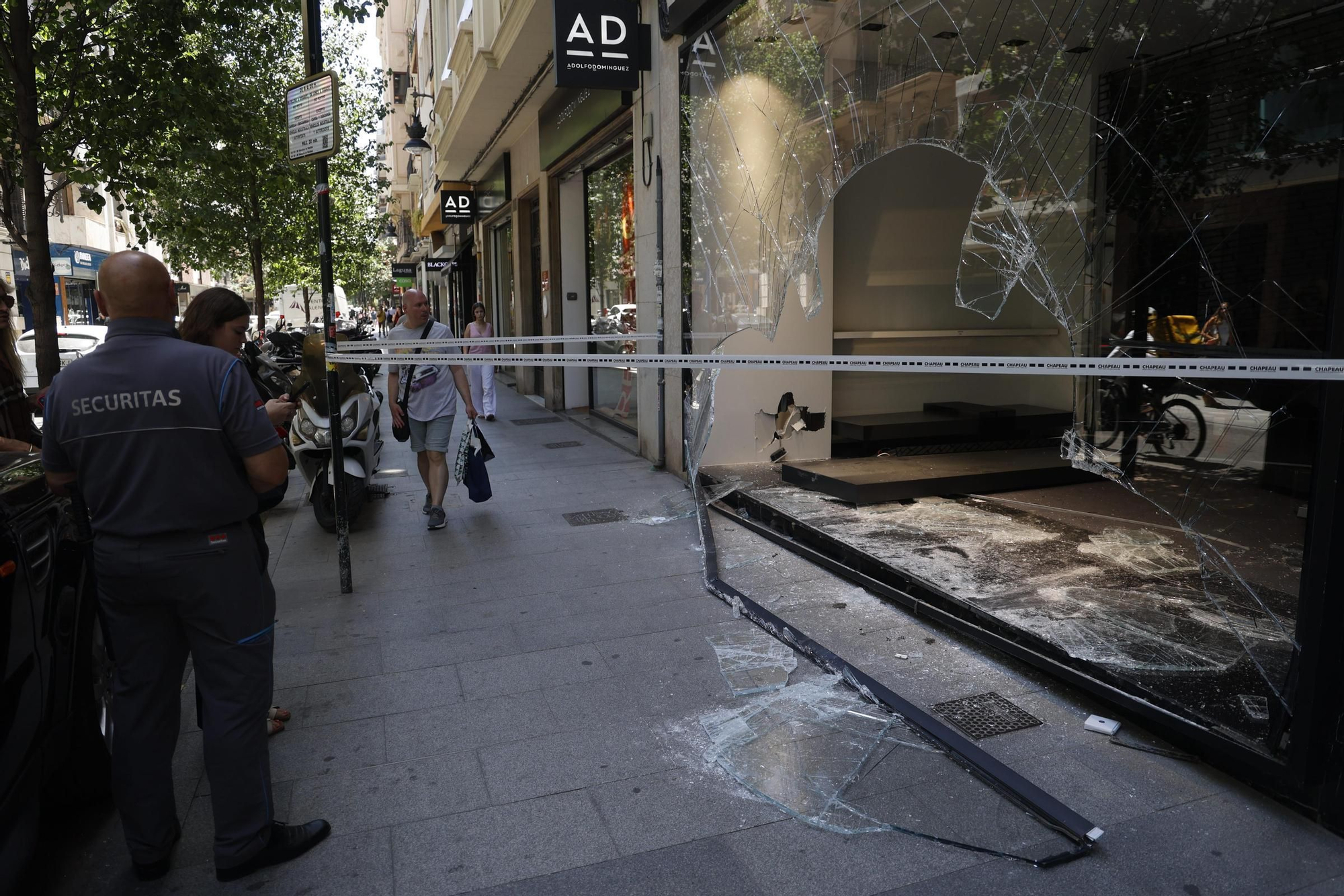 Así ha quedado la tienda Chapeau, en València, tras el alunizaje