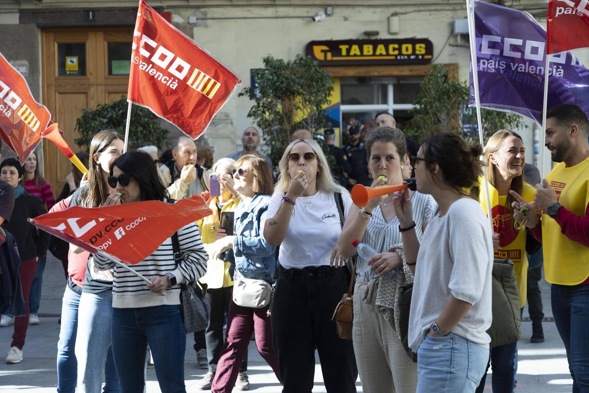 Concentración del sindicato educativo de CC OO a las puertas de la Generalitat.