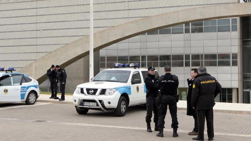 La Policía Autonómica vigilando RTVV días después del apagón