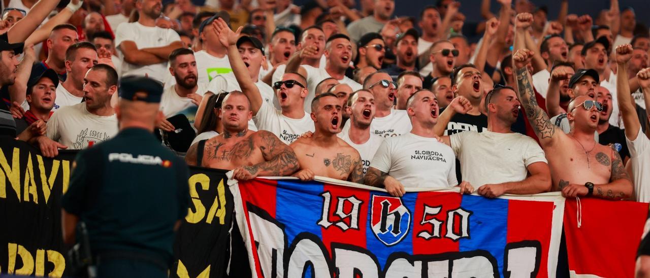 Los ultras del Hajduk Split durante el encuentro en el Ciutat de València.