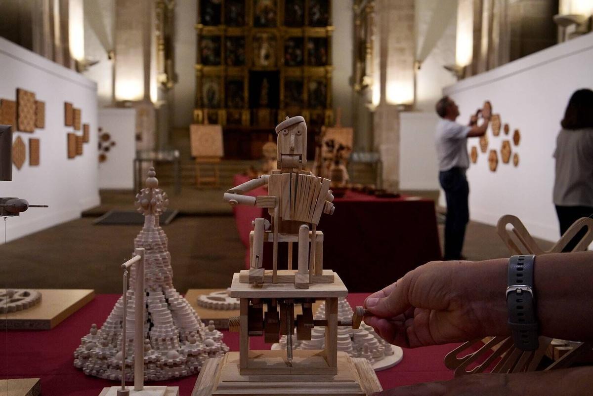 Muestra de piezas de madera en la sala de exposiciones de La Encarnación hasta el 6 de septiembre.
