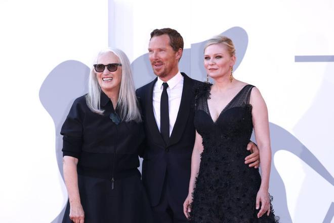 Jane Campion, Benedict Cumberbatch y Kirsten Dunst asisten