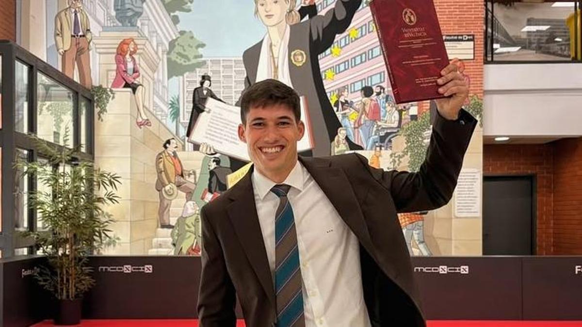 Borja Sanjuan muestra su tesis doctoral en Derecho, Ciencias Políticas y Criminología.