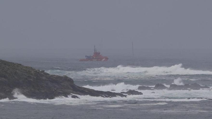Desaparecen dos pescadores tras un golpe de mar que les hizo naufragar al sur de las Cíes