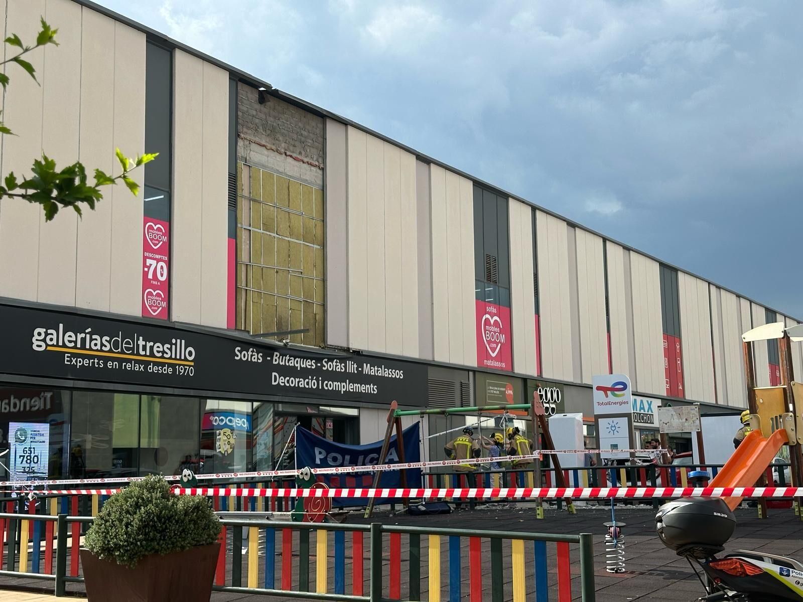 Centre comercial de Sabadell on hi ha hagut un despreniment d'un rètol d'una botiga