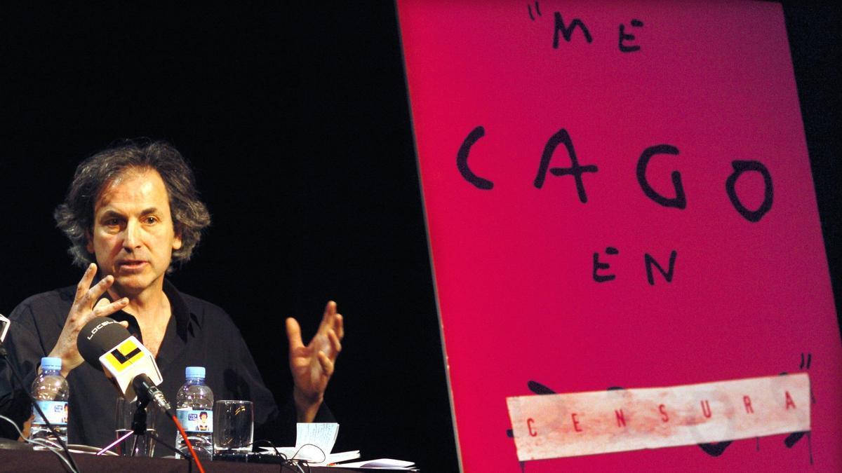 El dramaturgo Íñigo Ramírez de Haro durante una conferencia de prensa en el Teatro Alfil en mayo de 2004, tras el polémico estreno de su obra 'Me cago en Dios' en el Círculo de Bellas Artes