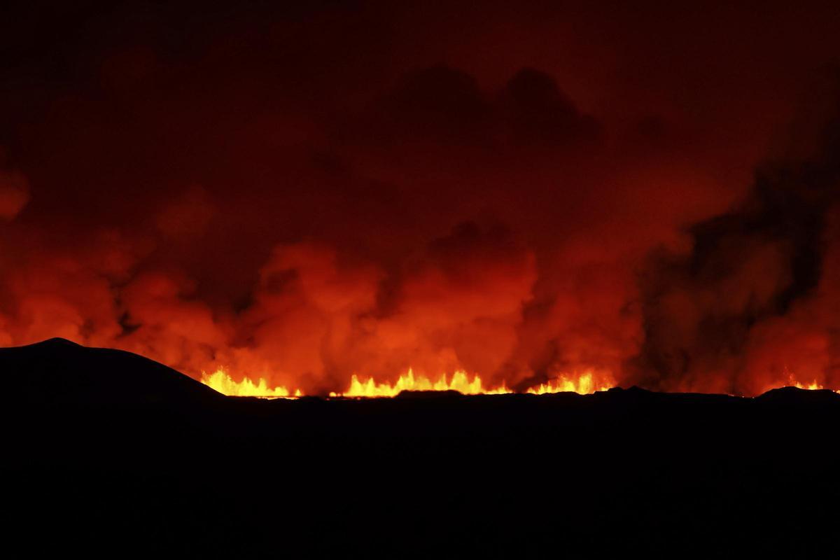 Una erupción volcánica irrumpe al oeste de Islandia