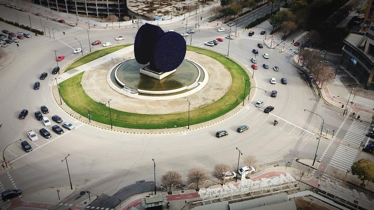 Imagen aérea de la rotonda de la Dama d'Elx, con el Nuevo Mestalla detrás