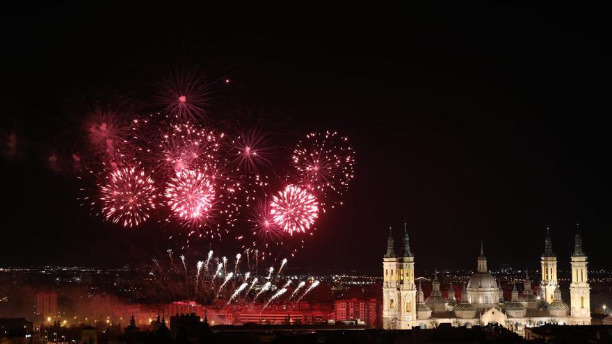 Los fuegos artificiales y el &#039;Somos&#039; marcan un emotivo fin de las Fiestas del Pilar