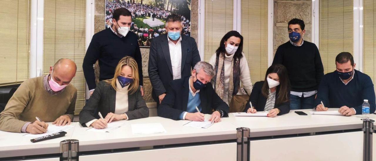 Sentados y de izquierda a derecha, Alejando Lorenzo (Porriño), Marta Fernández Tapias (Vigo), Rueda, Pepa Pardo (Pontevedra) y  José López (A Estrada). Y de Pide, Jorge Cubela (Cerdedo-Cotobade), 
 Telmo Martín (Sanxenxo); Elena Ramallo (Marín); y Luis López ‘Lugués’, secretario general del PP provincial. Todos firmando los avales para la candidatura de Feijóo al PP nacional. | // FARO