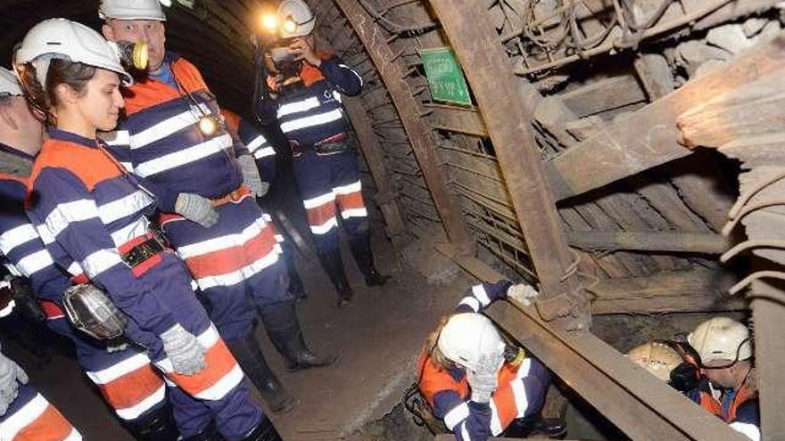 A la izquierda, visitantes en el interior del Pozo Sotón. En el centro, turistas en el tren del Ecomuseo de Samuño y, a la derecha, visitantes en el Museo de la Minería.