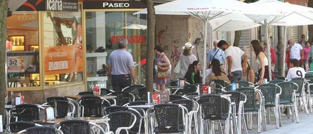 Una de las terrazas en la céntrica calle del Paseo. // Iñaki Osorio