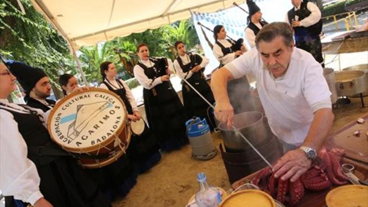 El maestro 'pulpeiro' Sergio Osorio, con los gaiteros de la asociación Agarimos en la última edición de la feria del pulpo, el domingo 20 de septiembre.