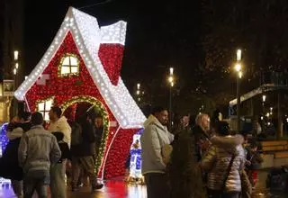 Las notas al alumbrado navideño en Avilés: del "ha vuelto la luz a la ciudad" a la "decepción" en los barrios