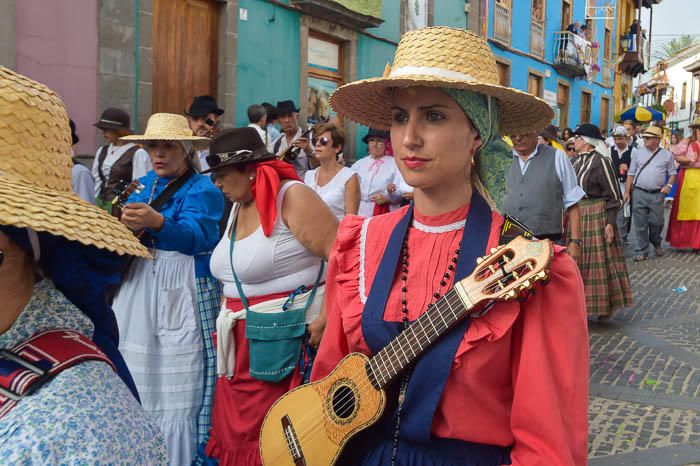 Carretas y grupos en la romería del Pino