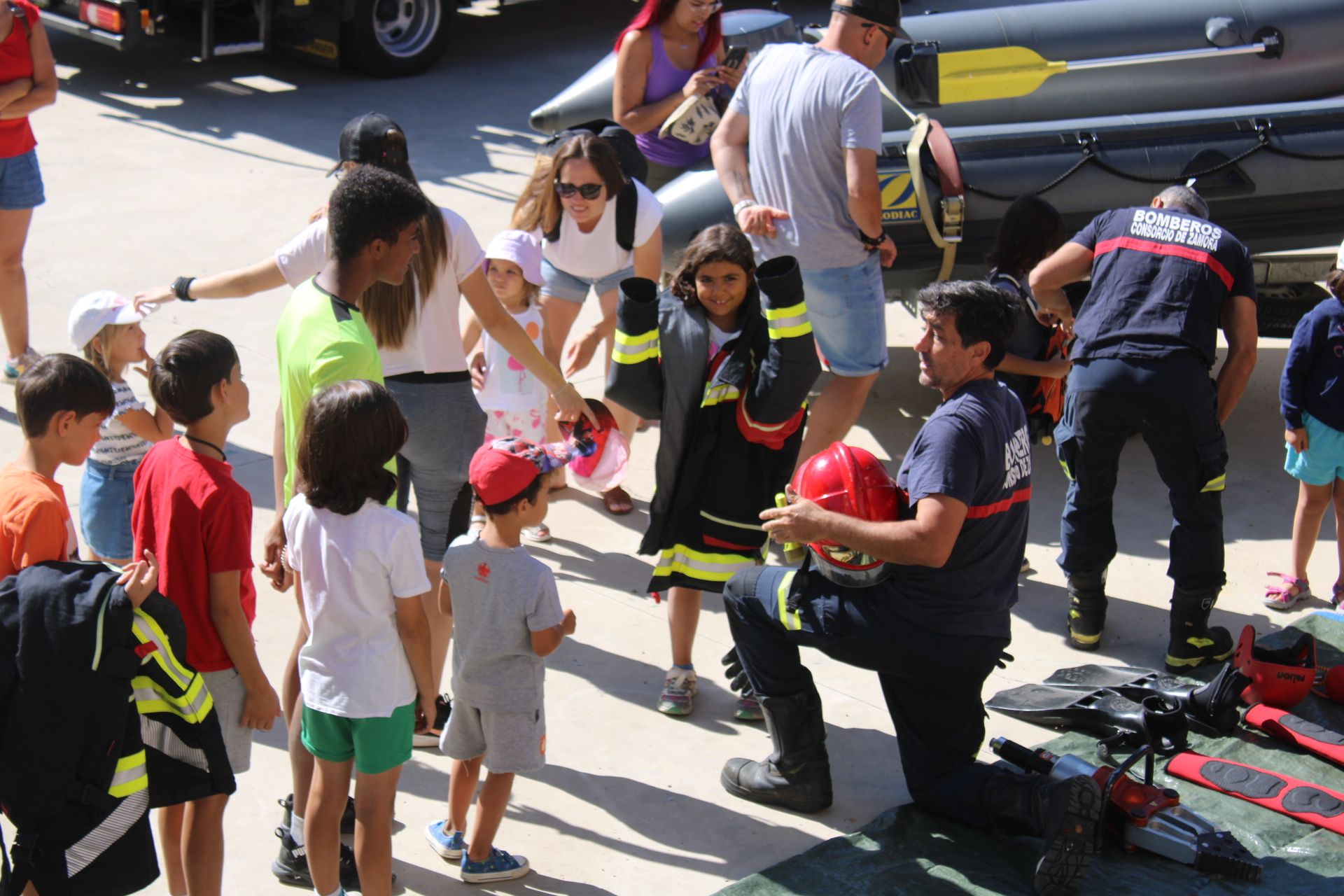 GALERÍA | Los niños de Mombuey, bomberos por un día