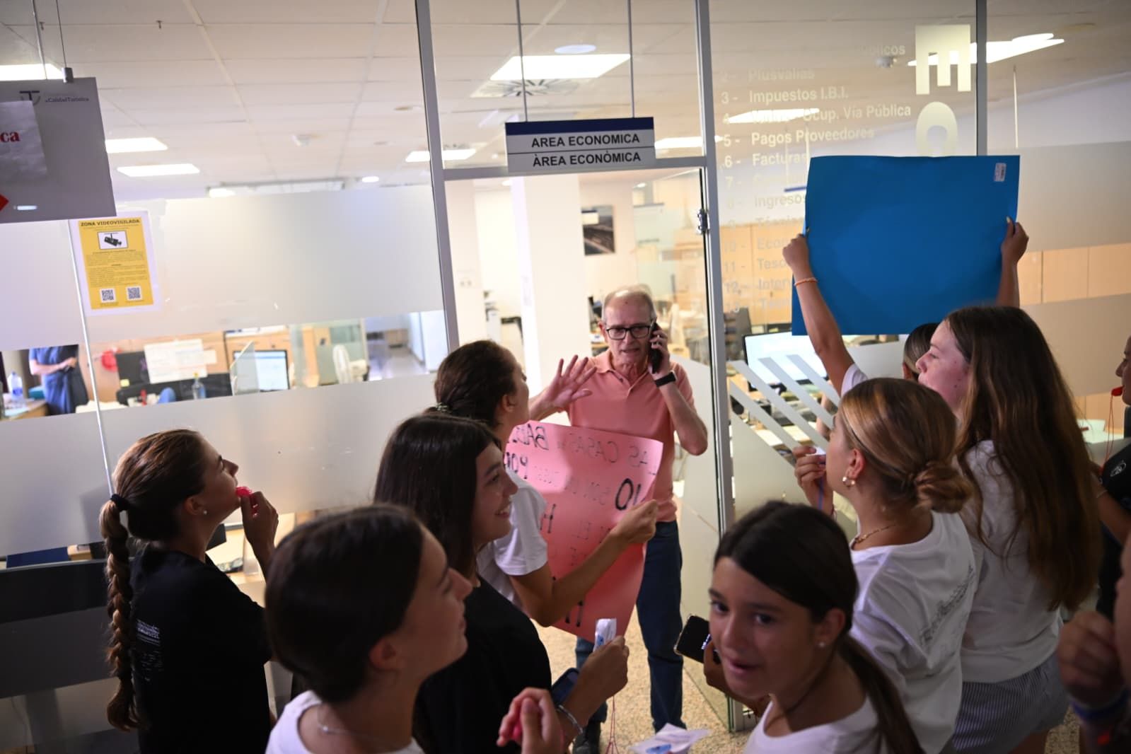 Protesta contra el derribo de las casas de la playa de Babilonia en Guardamar del Segura