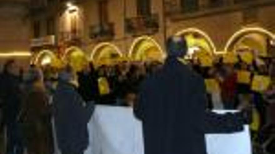 Unes mil persones van omplir la plaça del Vi de Girona.