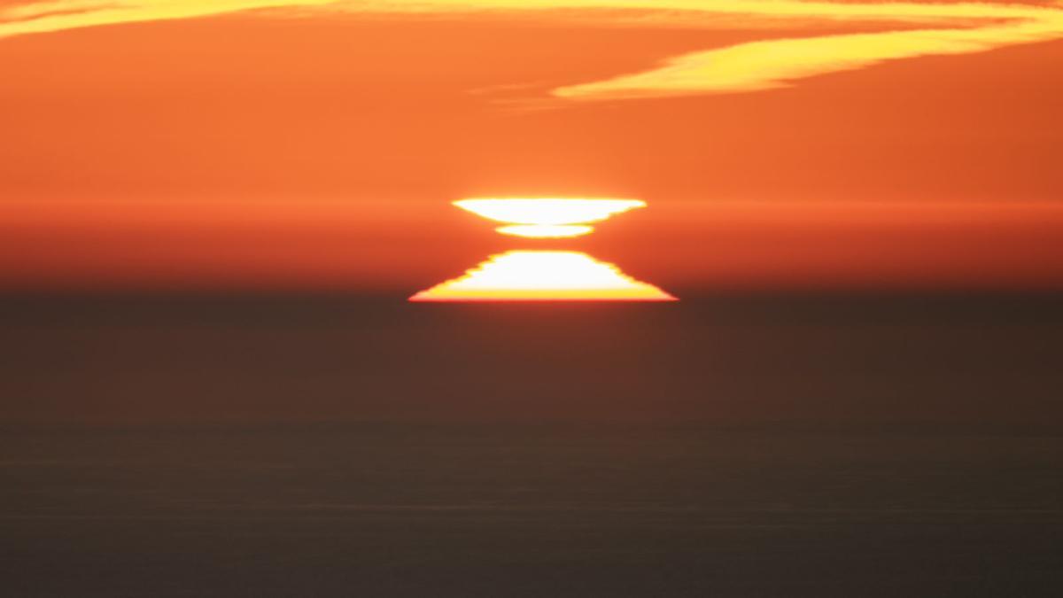 Secuencia de la salida de sol hoy viernes en Barcelona